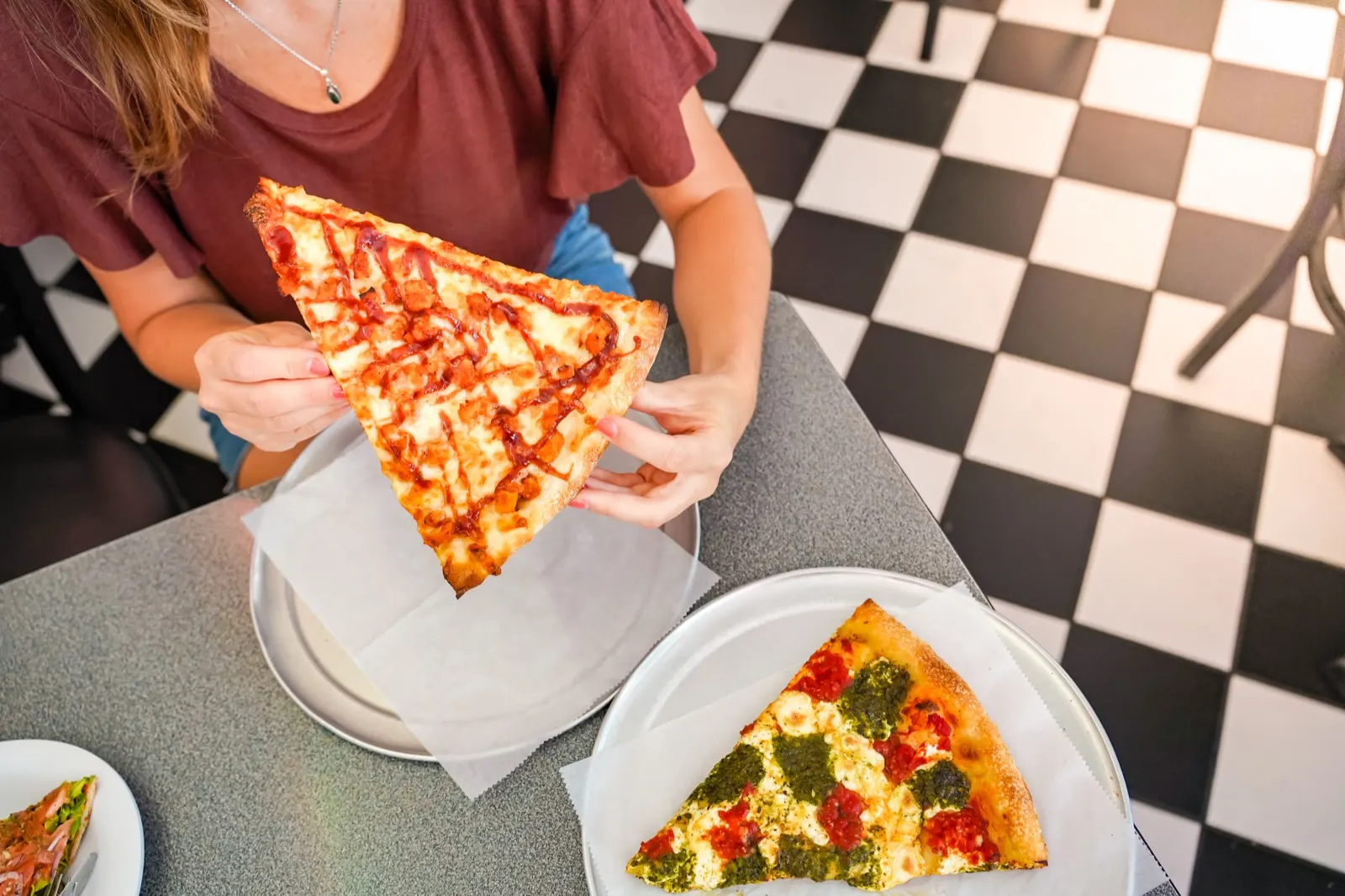 Zwei Stücke New Yorker Pizza auf Papptellern