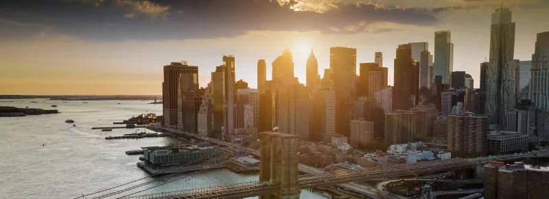 Die Skyline von Lower Manhattan im Abendlicht, von Brooklyn aus gesehen