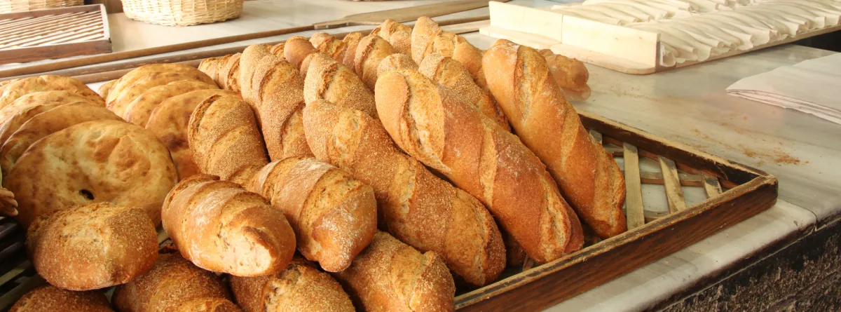 Baguettes und Croissants in der Auslage einer Boulangerie