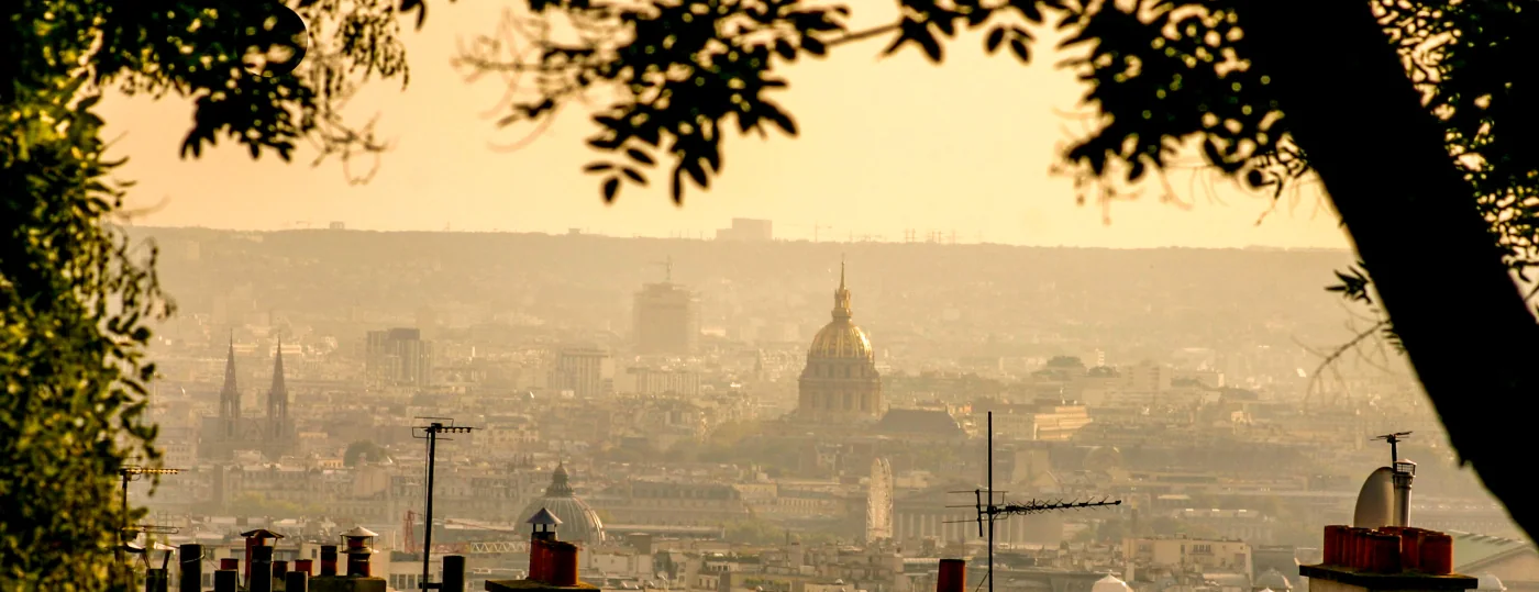 Die Dächer von Paris im Morgendunst mit der goldenen Kuppel des Invalidendoms