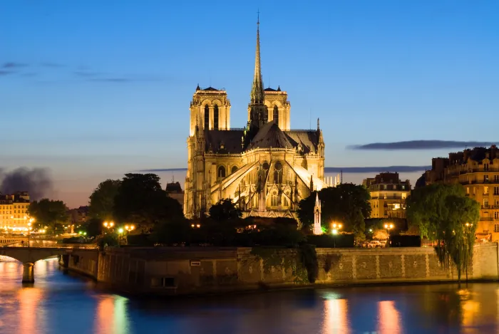 Die Kathedrale Notre-Dame am Abend, im Vordergrund die Seine