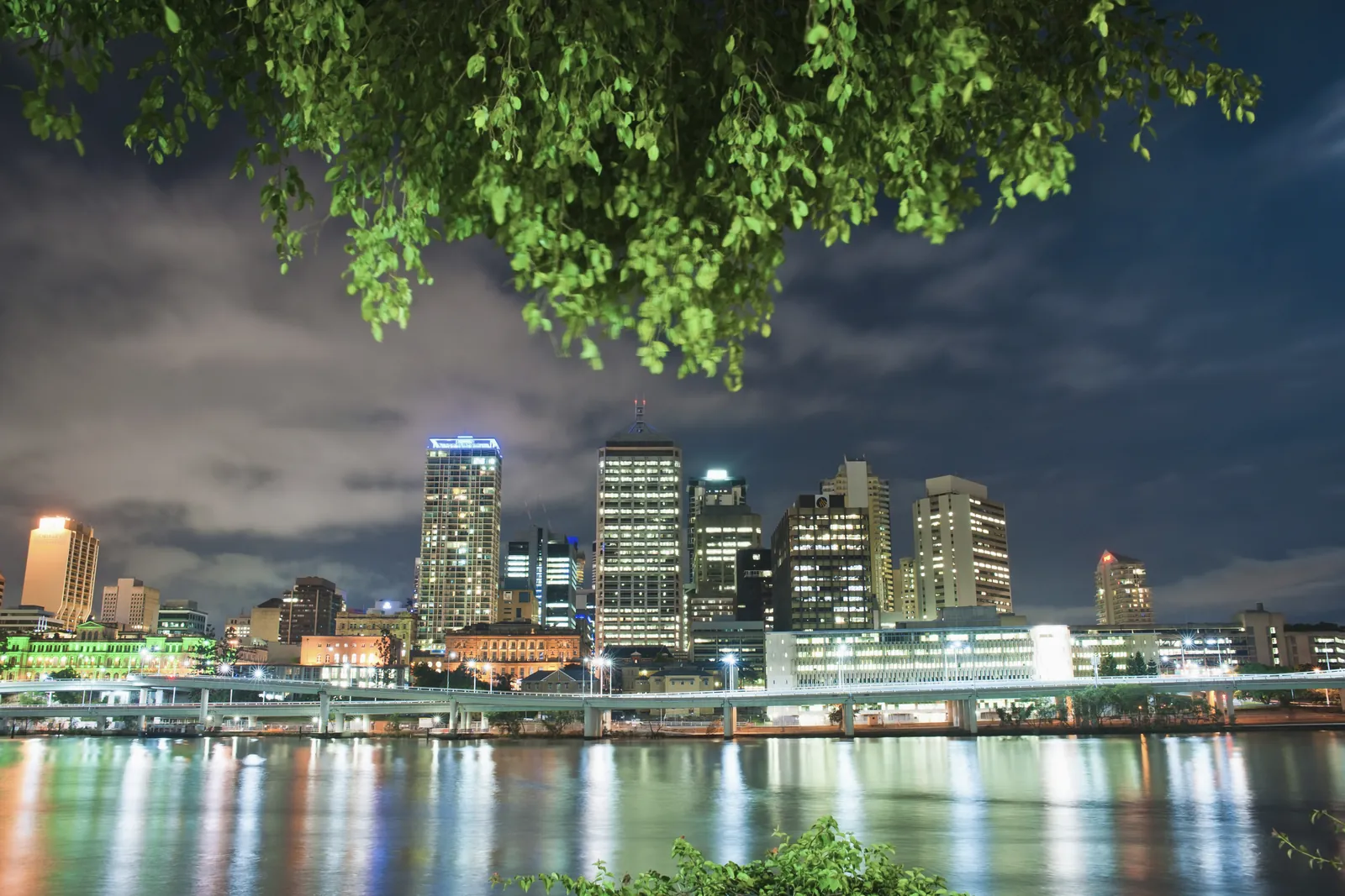 Die Skyline von Brisbane spiegelt sich nachts im Brisbane River