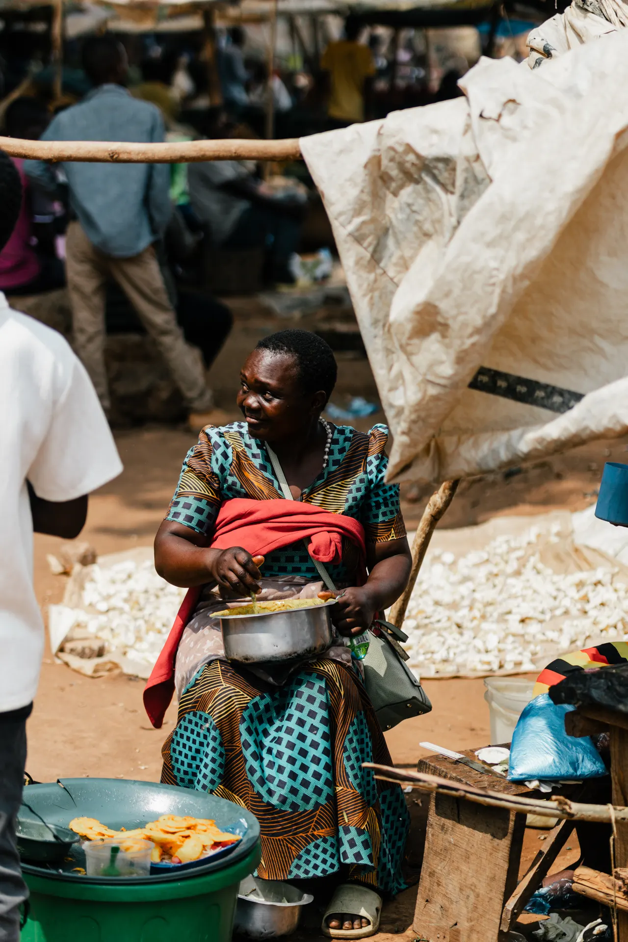 Frau in farbenfroher Kleidung auf dem Markt in Lilongwe