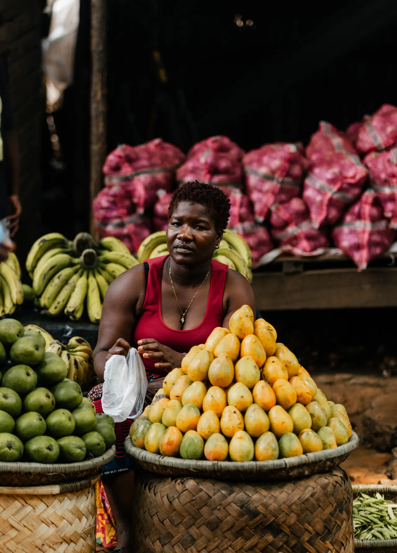 Farbenfrohe Obst- und Gemüsestände auf dem Markt in Lilongwe