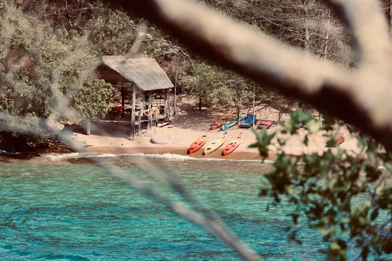 Versteckte Bucht mit reetgedeckter Hütte am Ufer von Mumbo Island
