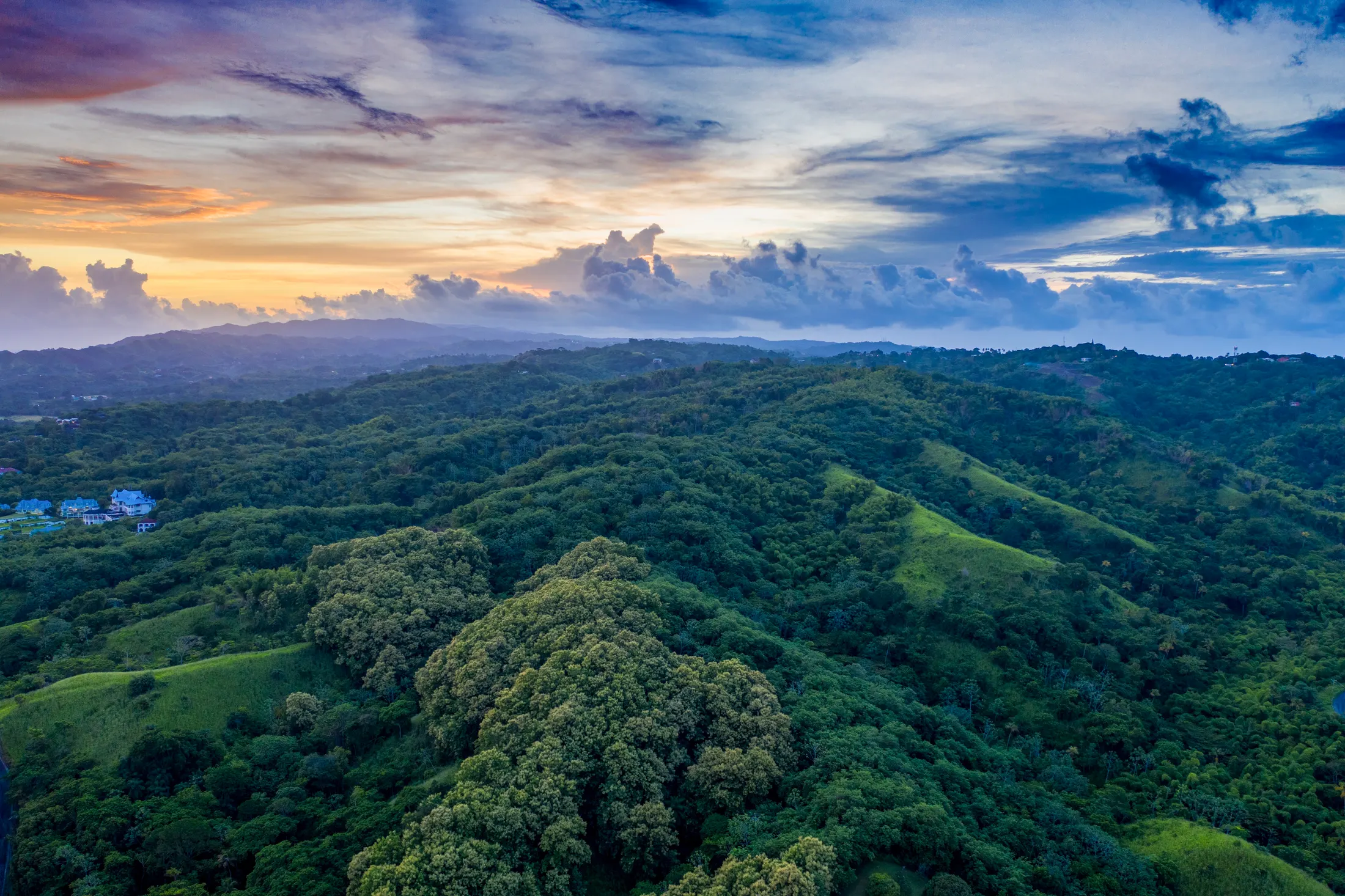 Sonnenuntergang über den grünen Hügeln von Tobago