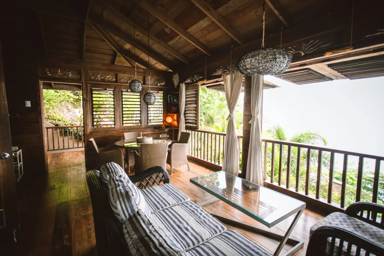Castara Retreats – Holz-Lodge mit Terrasse