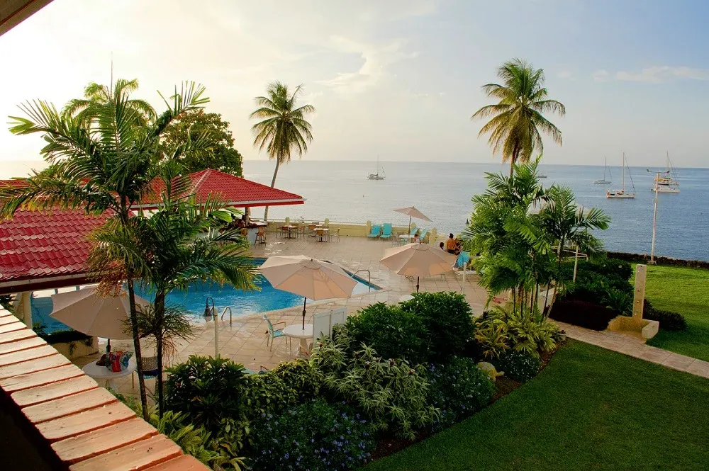 Crown Point Beach Hotel – Pool, Palmen, Strand