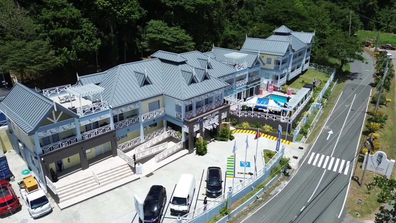 Manta Lodge Hotel & Dive Center – Gebäude und Tauchbasis