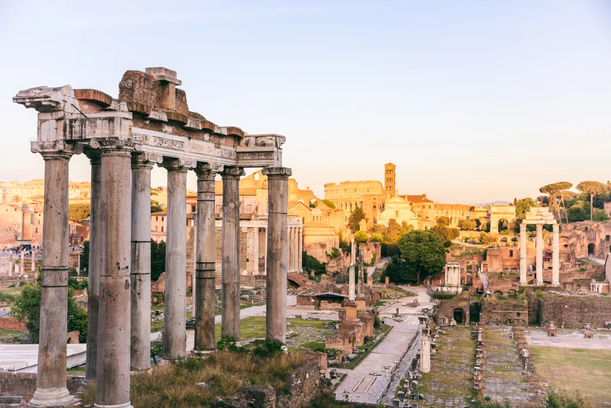 Die Säulen des Saturntempels auf dem Forum Romanum, dahinter die Ausgrabungen