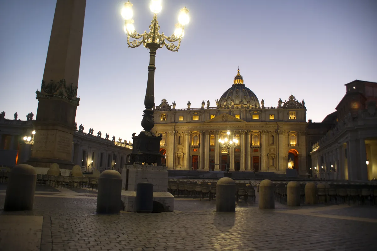 Der Petersdom am Abend vom Petersplatz aus, mit Obelisk und Laterne