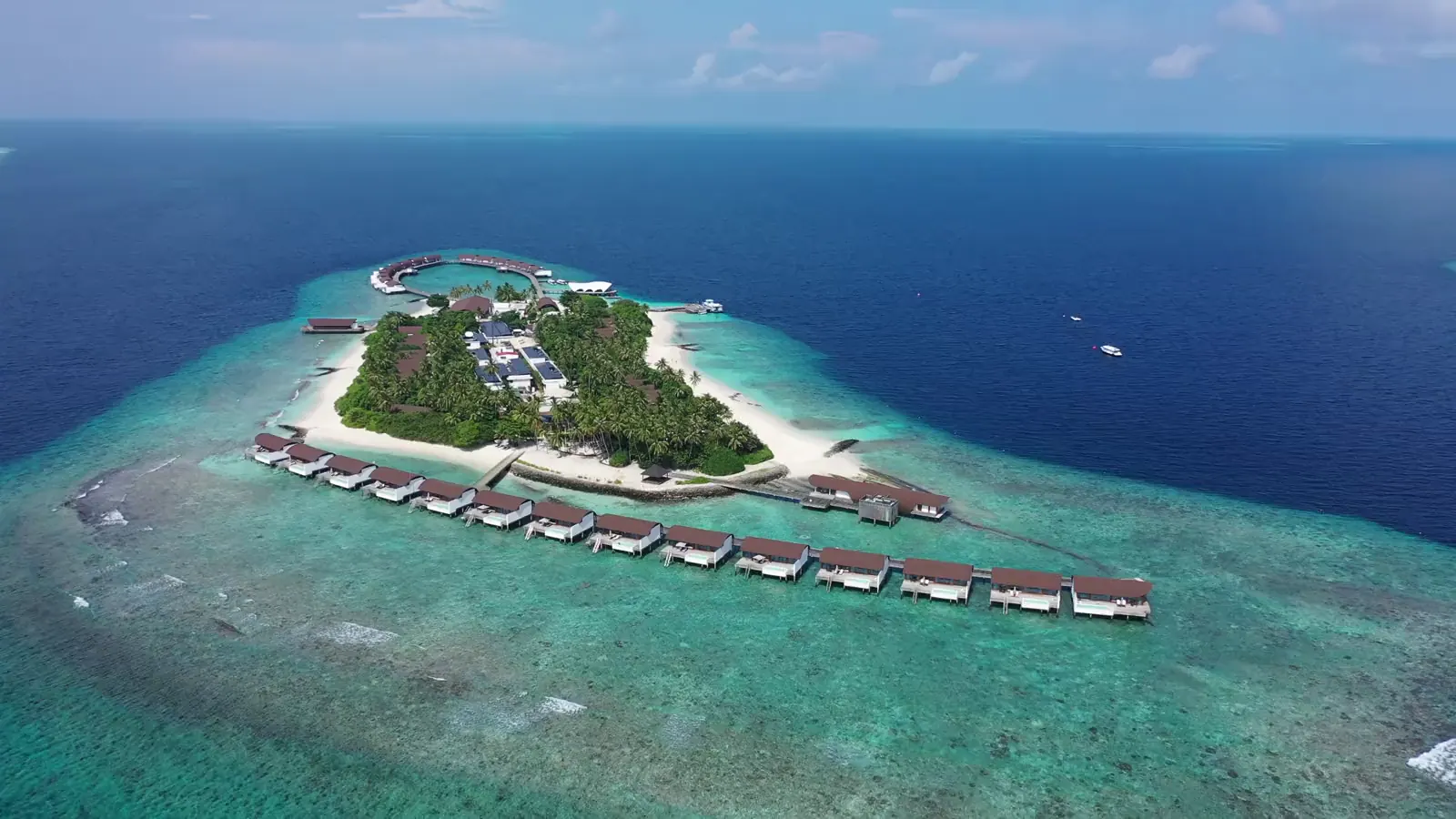 Die Insel des Westin Maldives Miriandhoo mit ihren Wasservillen aus der Luft