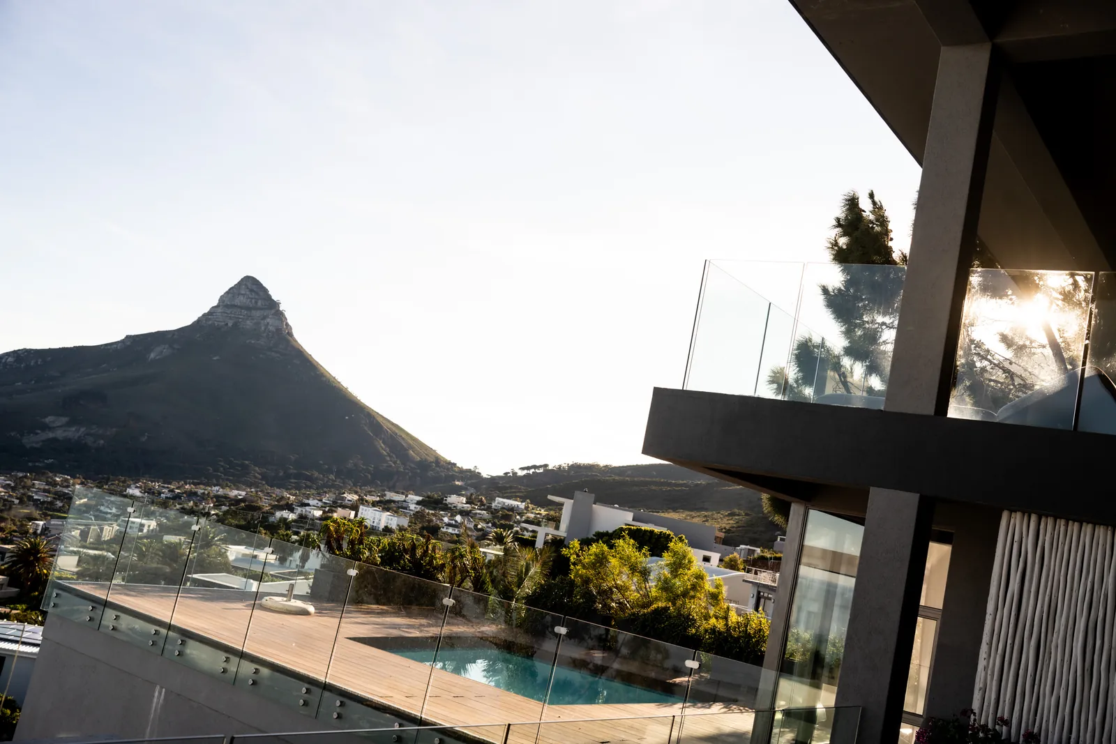 Blick von einer Hotelterrasse auf den Lion’s Head in Kapstadt
